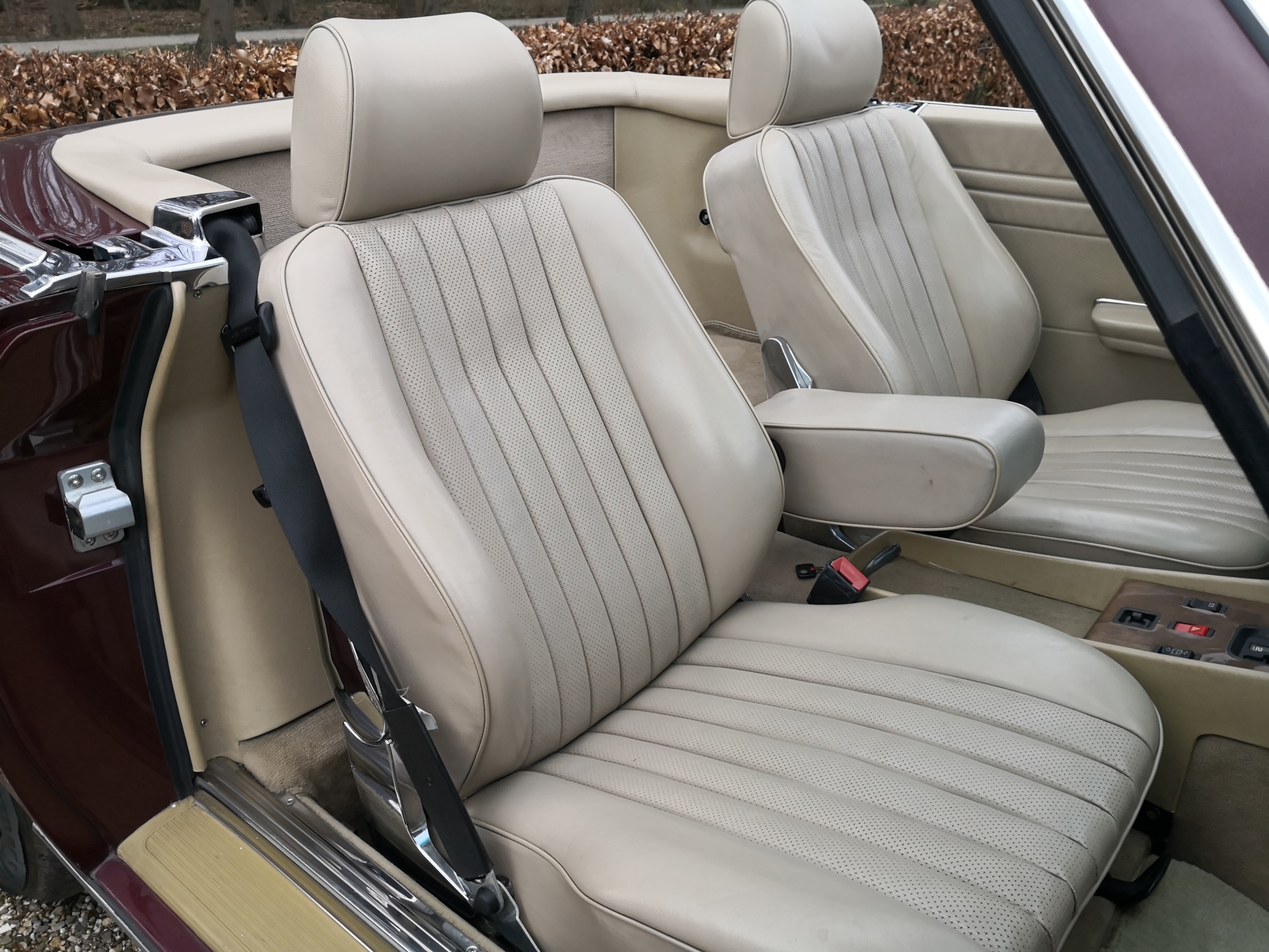 Mercedes-Benz 560SL