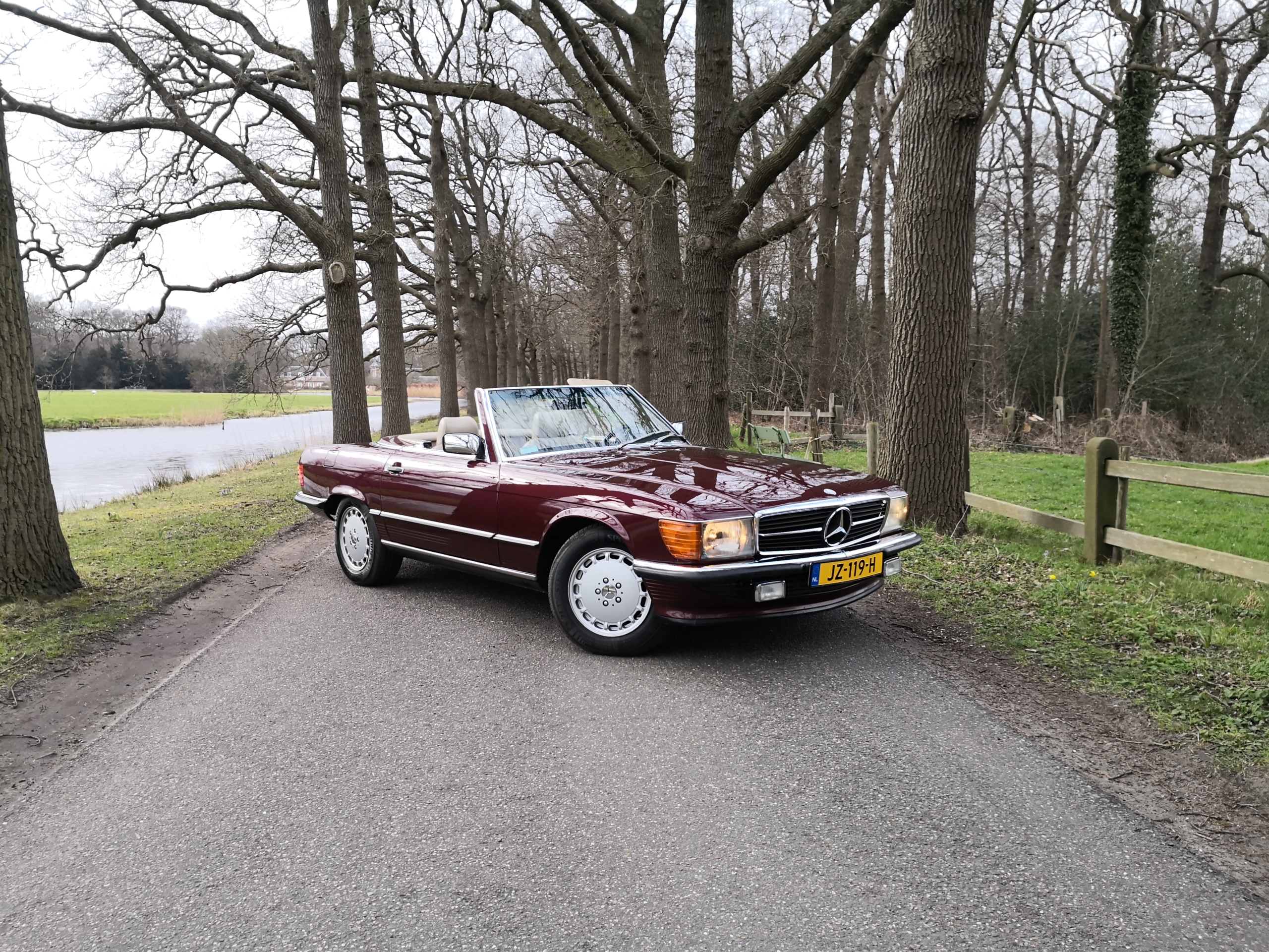 Mercedes-Benz 560SL