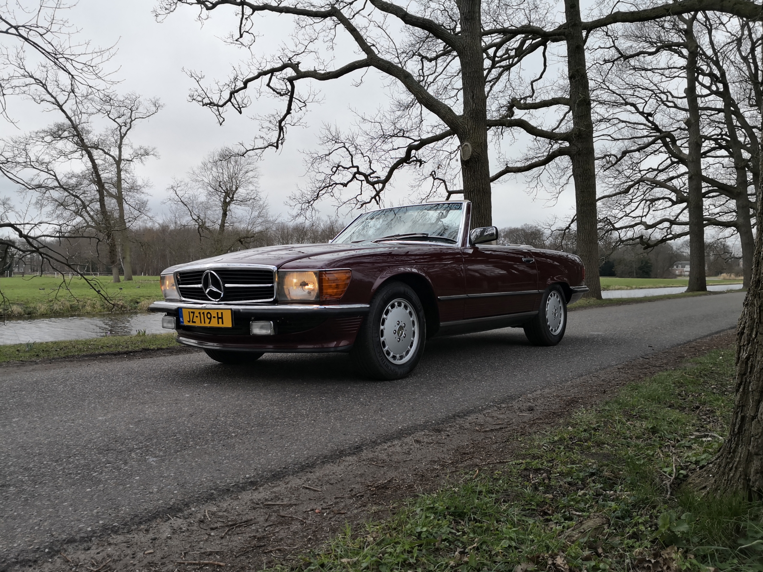 Mercedes-Benz 560SL